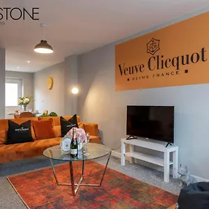  Holiday home Champagne House - 4 Bed Property Plus 2 Sofa Beds By Bpne